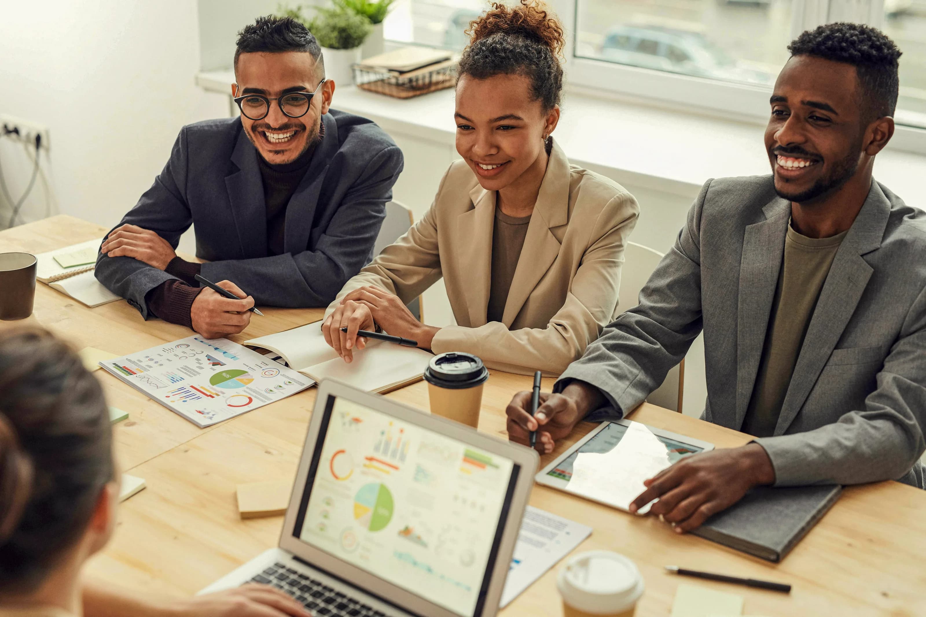 Teammöte i professionell kontorsmiljö